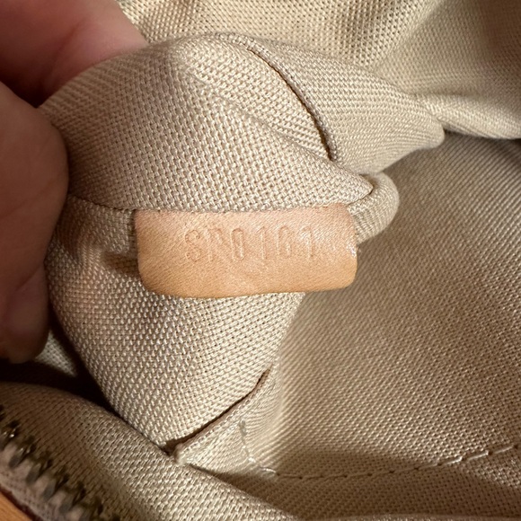 Authentic Louis Vuitton Siracusa - discontinued bag - Picture 12 of 13